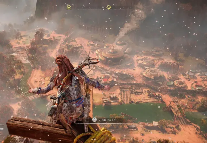 Aloy z Horizon Zero Dawn 2 spogląda na osadę z góry. W tle widać górzysty krajobraz i mgłę.