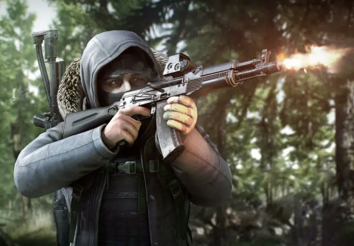 Gracz w masce i kapturze strzela z karabinu w lesie. To scena z gry Escape from Tarkov, gdzie cena przetrwania jest wysoka.