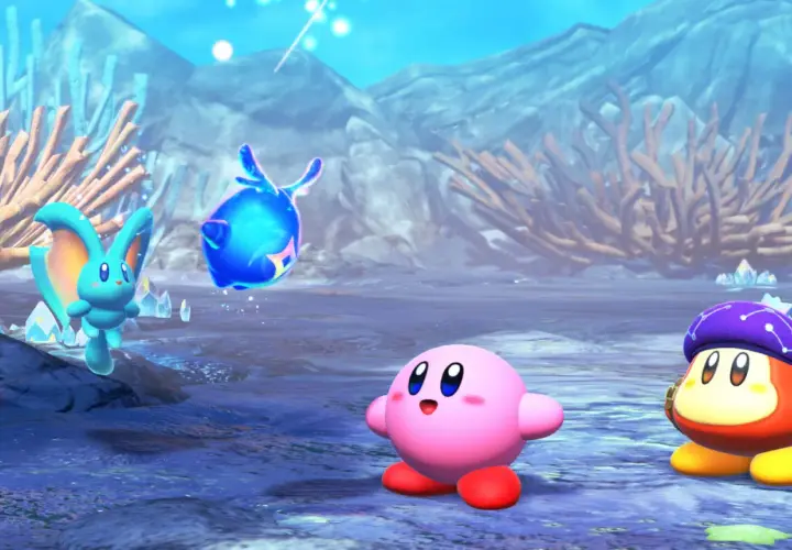 Kirby i jego przyjaciele, w tym Waddle Dee w fioletowym beretku, eksplorują podwodny świat. Obok nich lata niebieska, świetlista istota.
