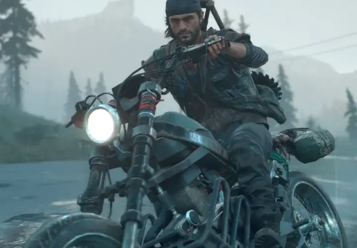 Mężczyzna w czapce i kamizelce jedzie motocyklem w deszczu, w tle las i góry. To scena z gry Days Gone 2.