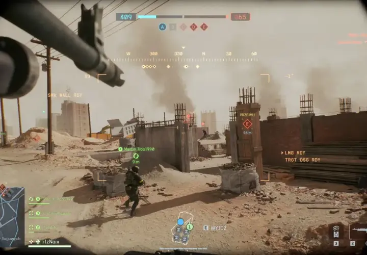 Widok z perspektywy pierwszej osoby w grze, gdzie gracze rywalizują w intensywnych **grach multiplayer**. Widać elementy interfejsu, mapę i innych graczy.