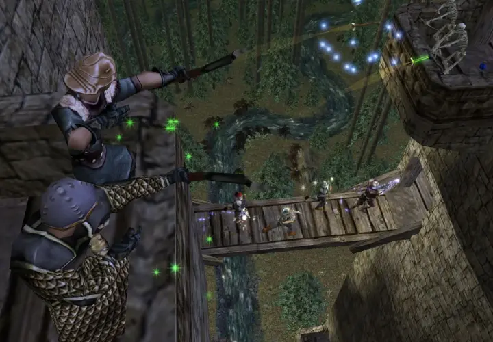 Dwaj łucznicy z gry Dungeon Siege II ostrzeliwują wrogów na moście. W tle widać las i rzekę.
