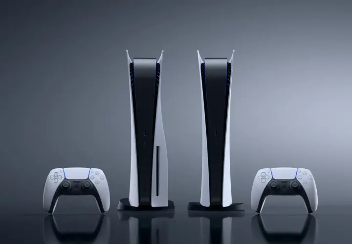 Dwie konsolki PS5 i dwa pady DualSense. Czy to standardowe PS5 vs PS5 Pro?
