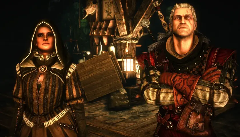 Geralt i tajemnicza kobieta w kapturze stoją w mrocznym wnętrzu. W tle widać drewniane konstrukcje i latarnie.