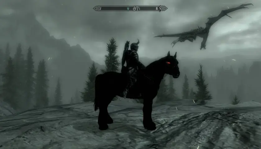 Mroczne bractwo Skyrim wyrusza na polowanie. Czarny koń z czerwonymi oczami i rycerz w zbroi pod osłoną mgły.