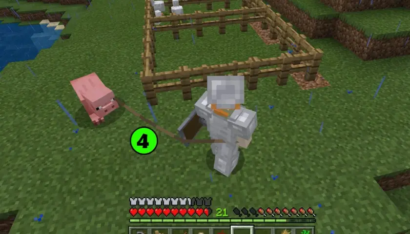 Gracz w zbroi prowadzi świnię na smyczy. W oddali widać zagrodę z kurczakami. Dowiedz się, co ile można rozmnażać zwierzęta w Minecraft.