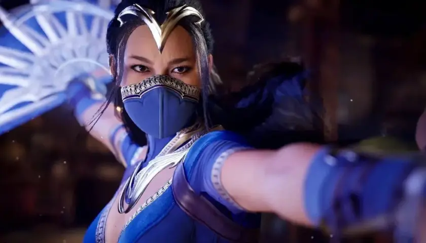 Kitana Mortal Kombat w niebieskim stroju z wachlarzem w dłoni, gotowa do walki.