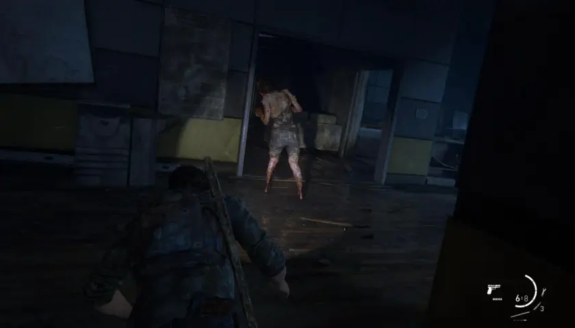 W The Last of Us, gracz skrada się, by uniknąć klikacza.
