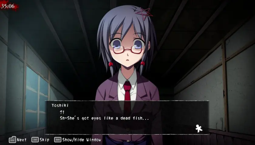 Dziewczyna z okularami i gwiazdką we włosach, w mrocznym pokoju. Dialog sugeruje atmosferę corpse party.