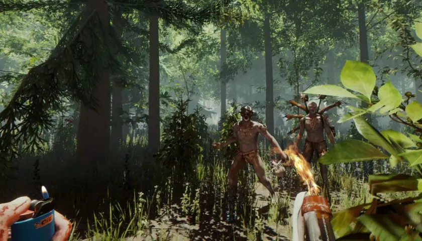 W lesie, w grach survivalowych, gracz odpala pochodnię, by walczyć z potwornymi ludźmi.