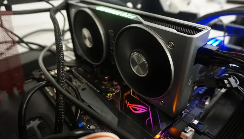 Karta graficzna RTX 2060 z zielonym podświetleniem "GeForce RTX" i wentylatorami. Widać jej dużą ilość VRAM, zasilanie i połączenia z płytą główną.
