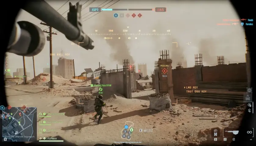 Widok z perspektywy pierwszej osoby w grze, gdzie gracze rywalizują w intensywnych **grach multiplayer**. Widać elementy interfejsu, mapę i innych graczy.