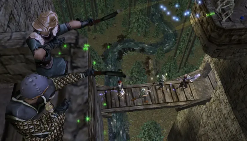 Dwaj łucznicy z gry Dungeon Siege II ostrzeliwują wrogów na moście. W tle widać las i rzekę.