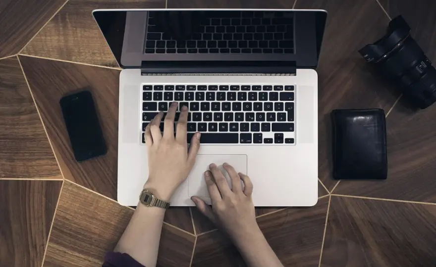 Gdzie Polacy spędzają czas online? Przejrzyste spojrzenie na trendy cyfrowe w 2025 roku