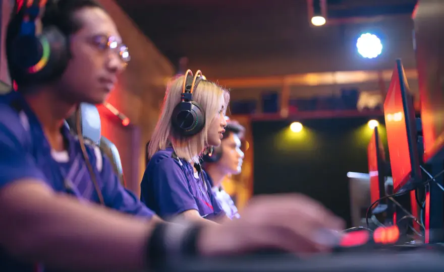 Jakie są obecnie najpopularniejsze gry e-sportowe, które warto śledzić?