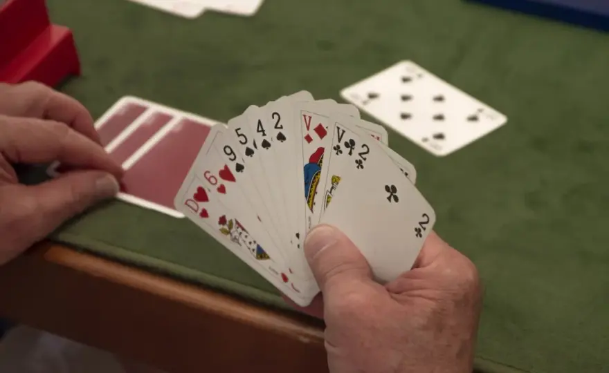 Jakie są gry w karty? Poznaj najpopularniejsze rodzaje - od makao po brydż i poker. Dowiedz się, jak dobrać grę do liczby osób i poziomu trudności. Sprawdź!