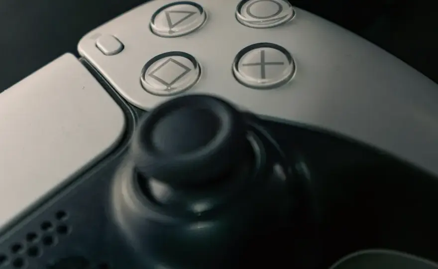 Najlepsze gry na PS5 dla fanów survival horroru – co warto kupić w 2026 roku?