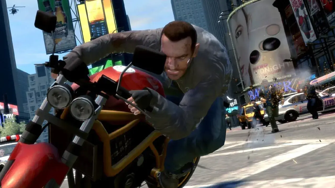 Niko Bellic na motocyklu w mieście, jak w GTA IV na PS5. W tle helikopter i billboardy.