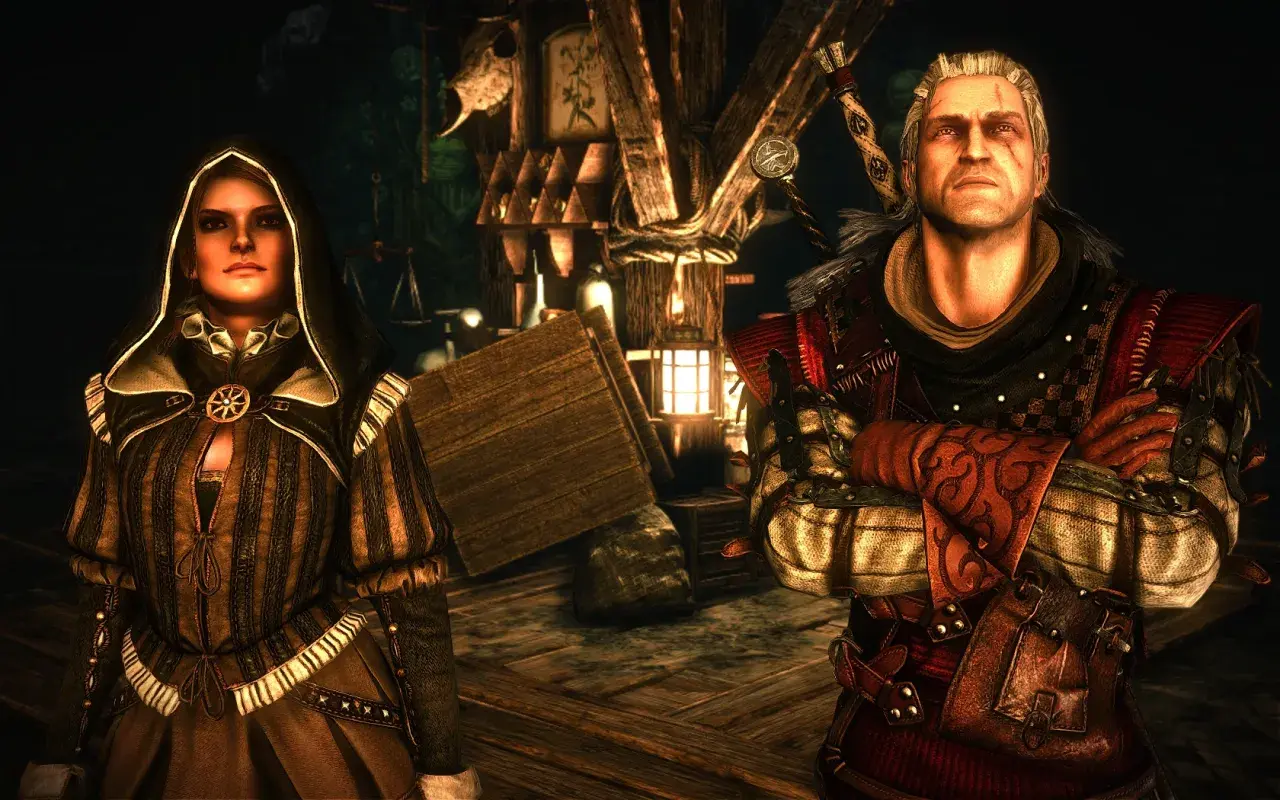 Geralt i tajemnicza kobieta w kapturze stoją w mrocznym wnętrzu. W tle widać drewniane konstrukcje i latarnie.