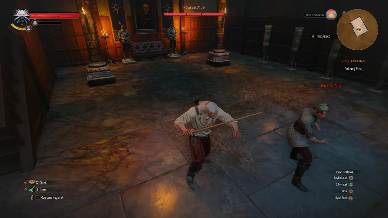 Geralt walczy z Rosą var Attre w bogato zdobionej sali. W tle portret i zbroje.