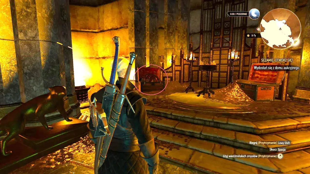 Geralt w rynsztunku szkoły żmii stoi w mrocznym pomieszczeniu, obok niego leży złoty kot. W tle widać skrzynię i świece.