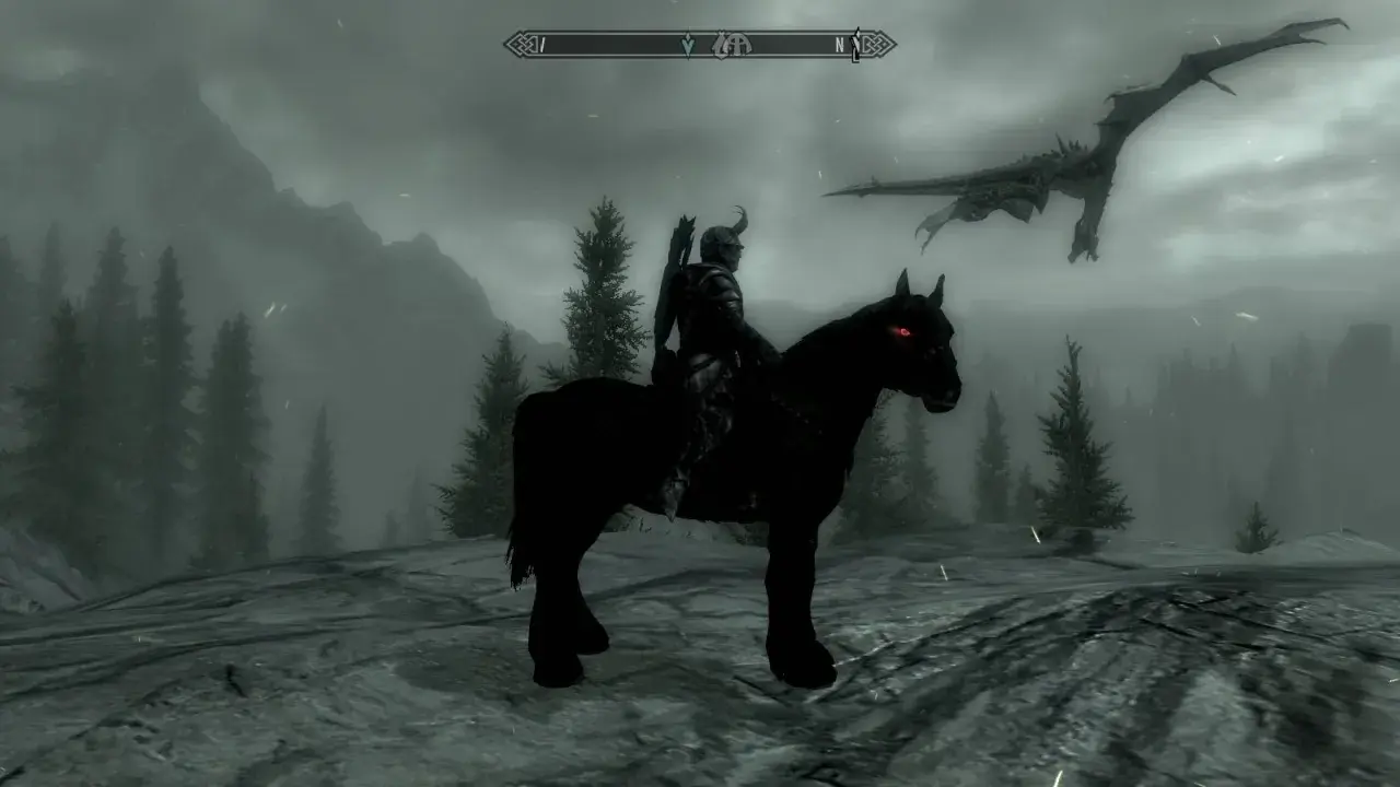 Mroczne bractwo Skyrim wyrusza na polowanie. Czarny koń z czerwonymi oczami i rycerz w zbroi pod osłoną mgły.
