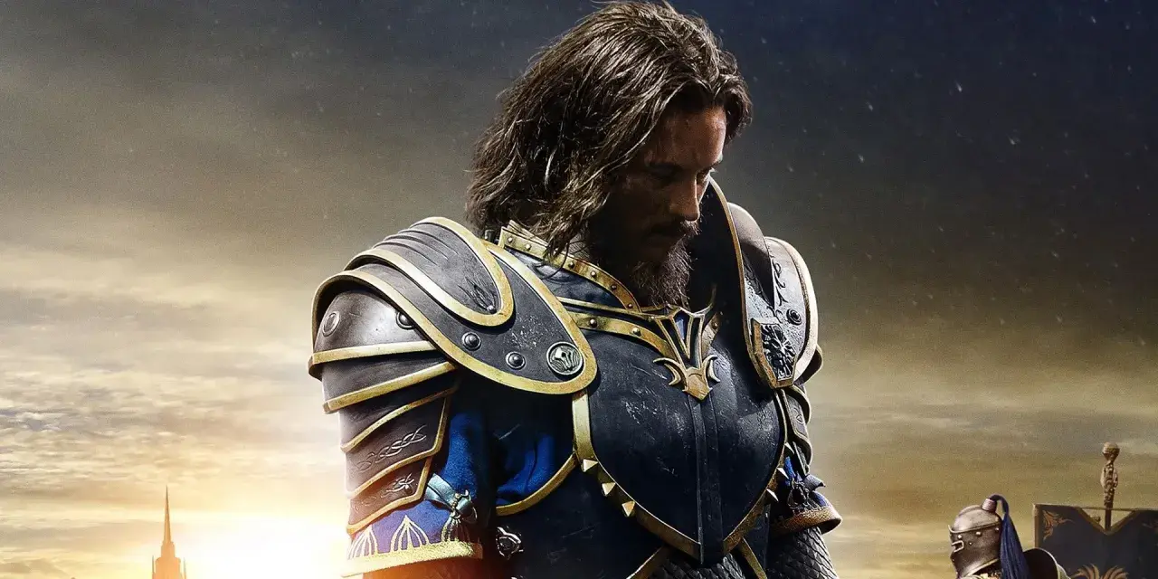 Warcraft: Anduin Lothar, legendarny rycerz, w zbroi, spogląda w dół, gotów na walkę.