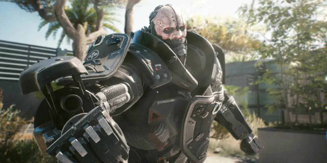 Adam Smasher, potężny cyborg z Cyberpunk 2077, w pełnej zbroi, z czerwonymi oczami i bliznami na twarzy, stoi na tle słonecznego ogrodu.