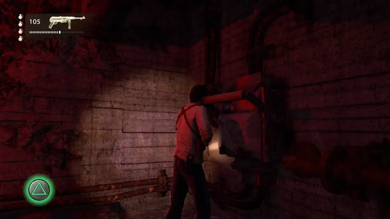 Nathan Drake w mrocznym pomieszczeniu, kontynuuje swoją uncharted pogoń za fortuną, badając mechanizm.
