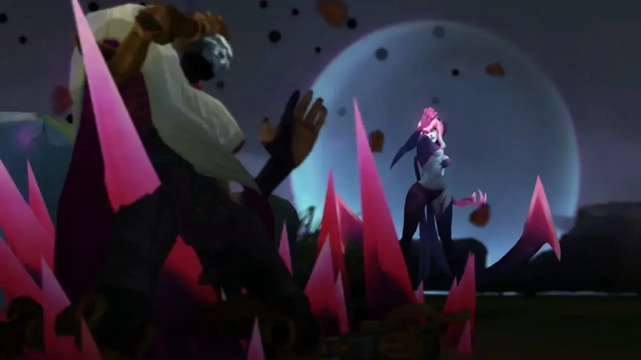Evelynn, demonica z różowymi włosami, czai się wśród kryształów. Na pierwszym planie postać w białej szacie.