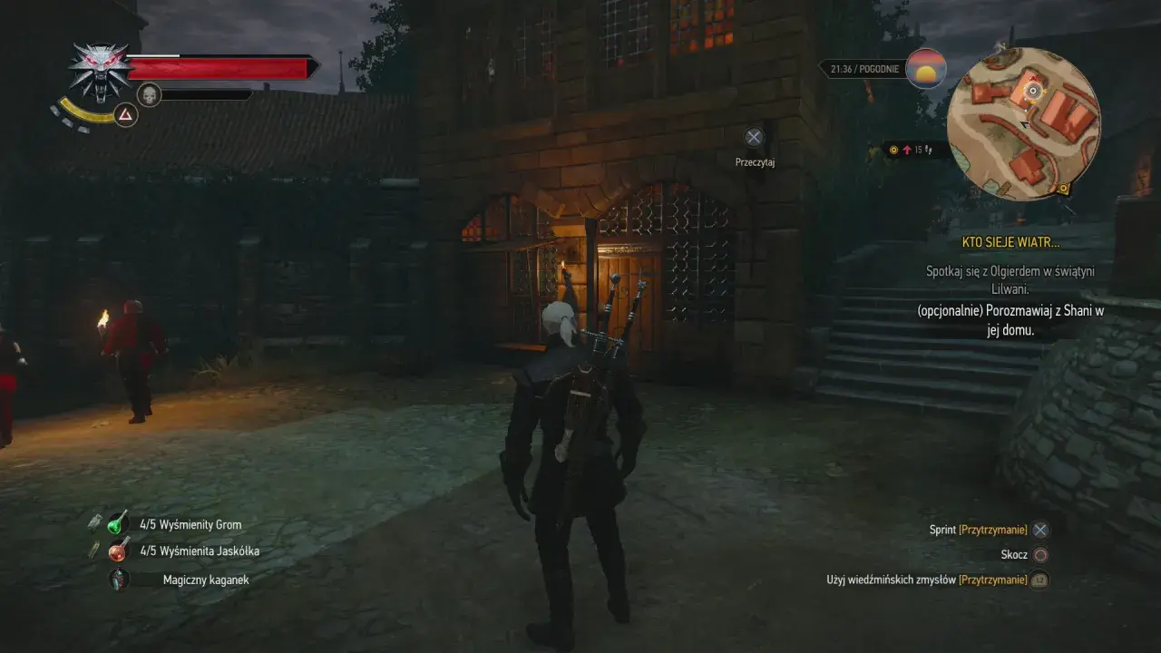 Geralt stoi przed kamienną budowlą, gdzie czeka go serce z kamienia zakończenia misji. W tle widać strażnika z pochodnią.