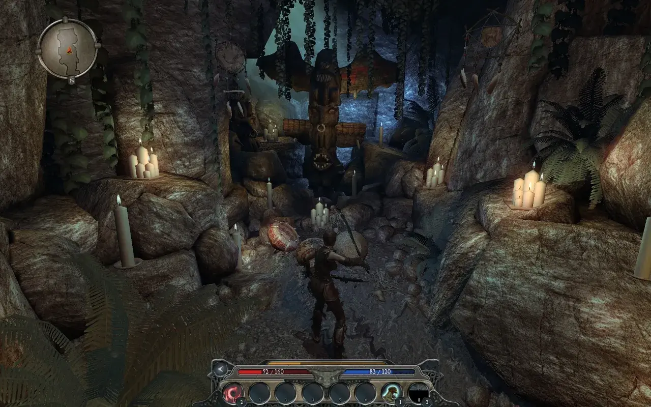 Postać w jaskini z totemicznym posągiem i świecami. Klimat z gry Divinity II: Ego Draconis.