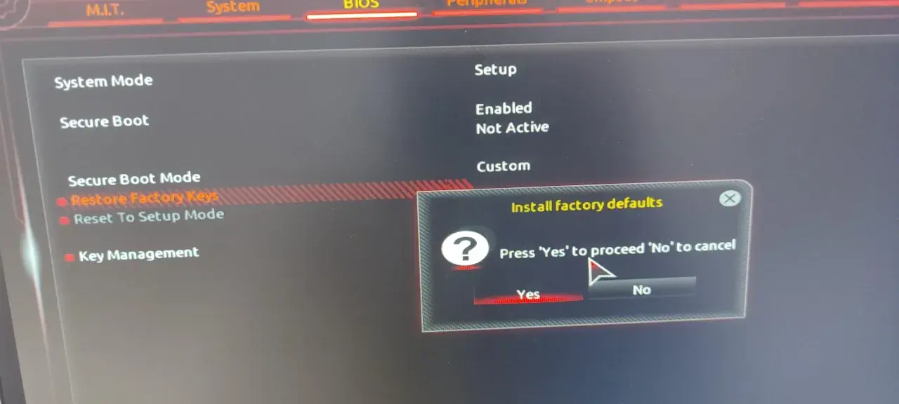 Ekran BIOS z opcją "Restore Factory Keys" do wyłączenia Secure Boot. Potwierdź "Yes", aby przywrócić ustawienia fabryczne.