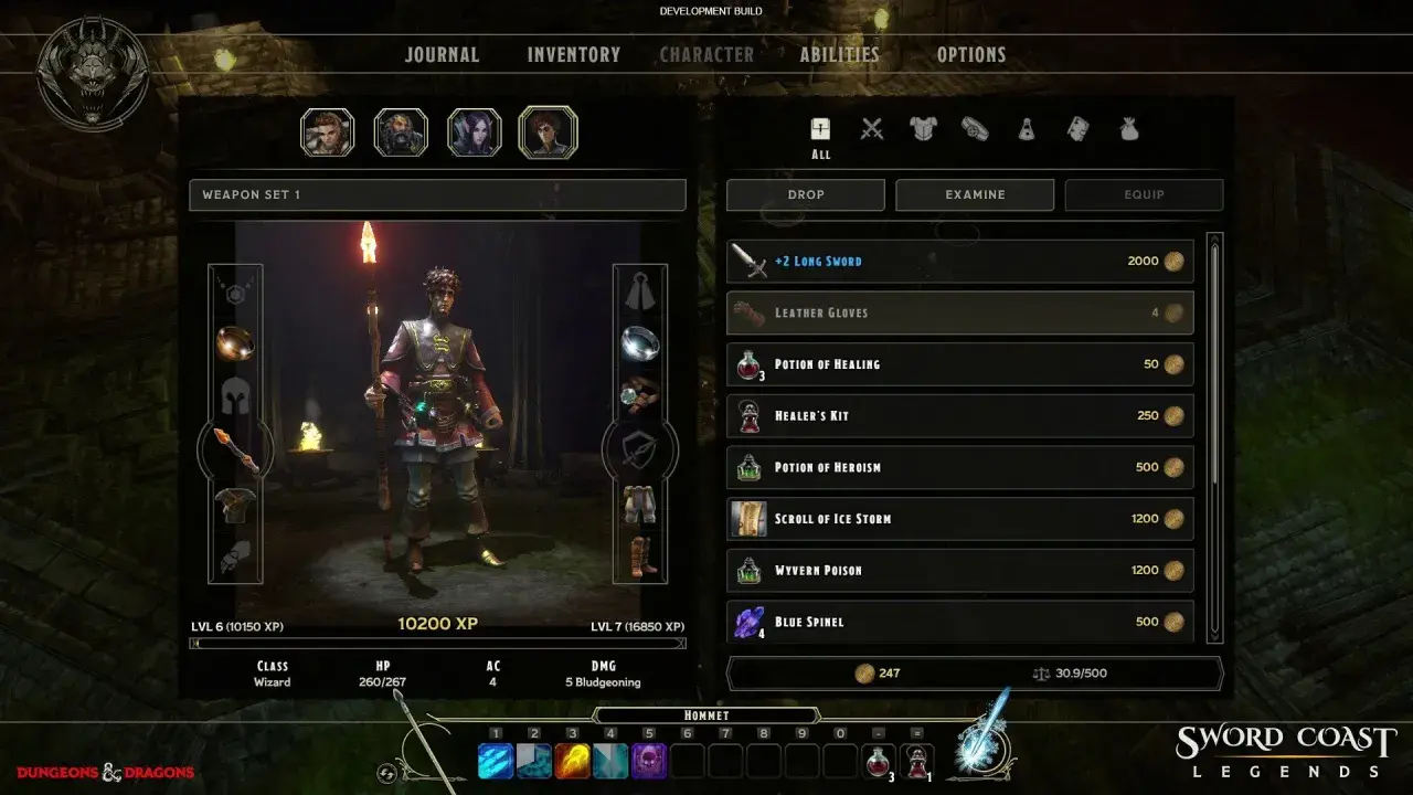 Postać w grze Sword Coast Legends zarządza ekwipunkiem, widoczne są ikony postaci, przedmioty i statystyki.