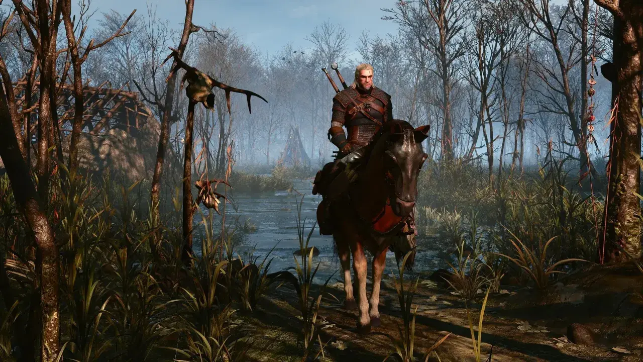 Geralt na koniu przemierza mglisty bór, szukając tropów w nowym dodatku Wiedźmin 3.