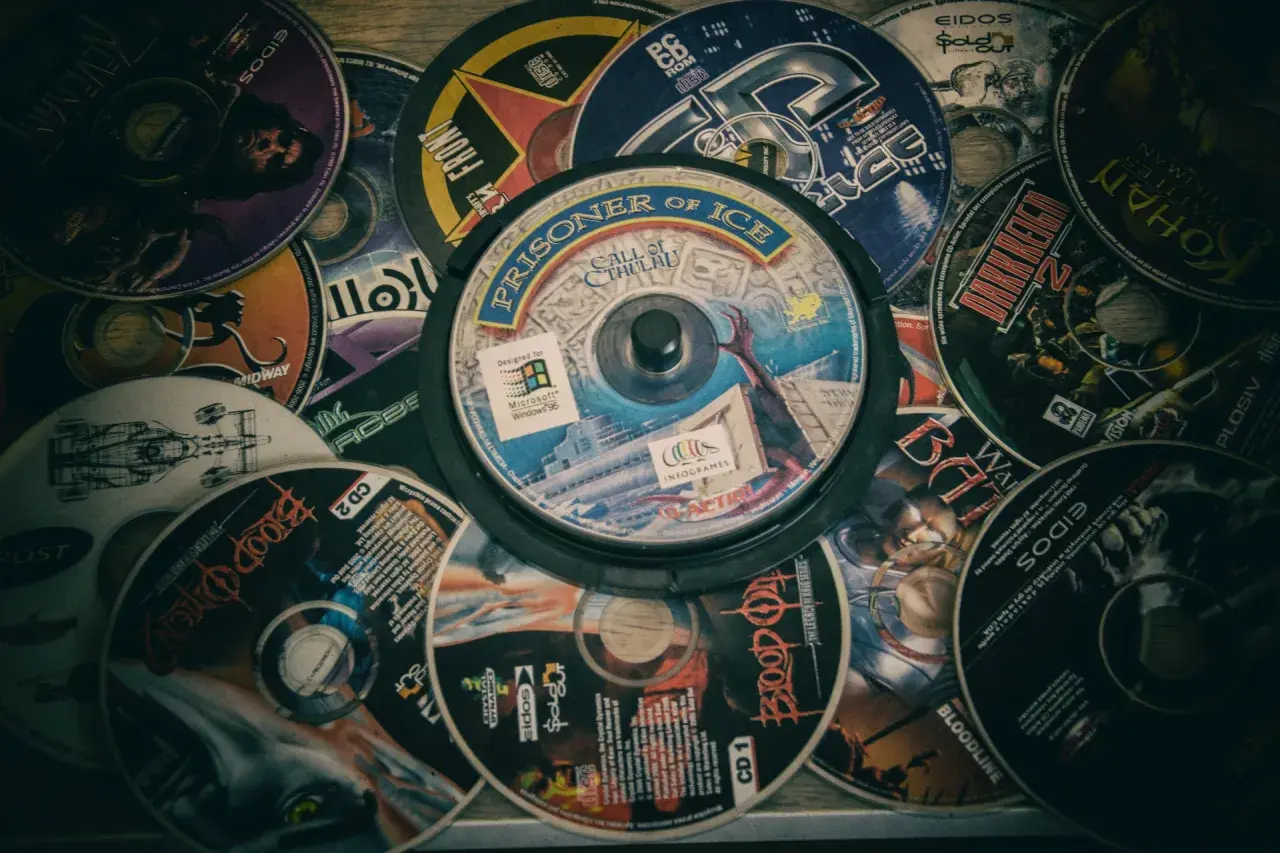 Kolekcja płyt CD z grami, w tym "Prisoner of Ice: Call of Cthulhu".