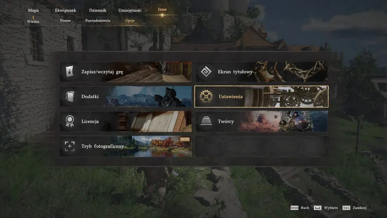 Menu gry z opcjami: Zapisz/wczytaj grę, Dodatki, Licencja, Tryb fotograficzny, Ekran tytułowy, Ustawienia, Twórcy. W tle widać efekt motion blur.
