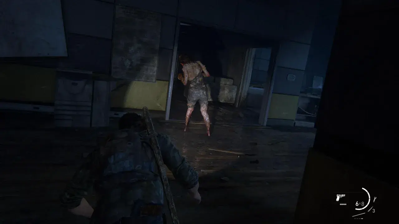 W The Last of Us, gracz skrada się, by uniknąć klikacza.