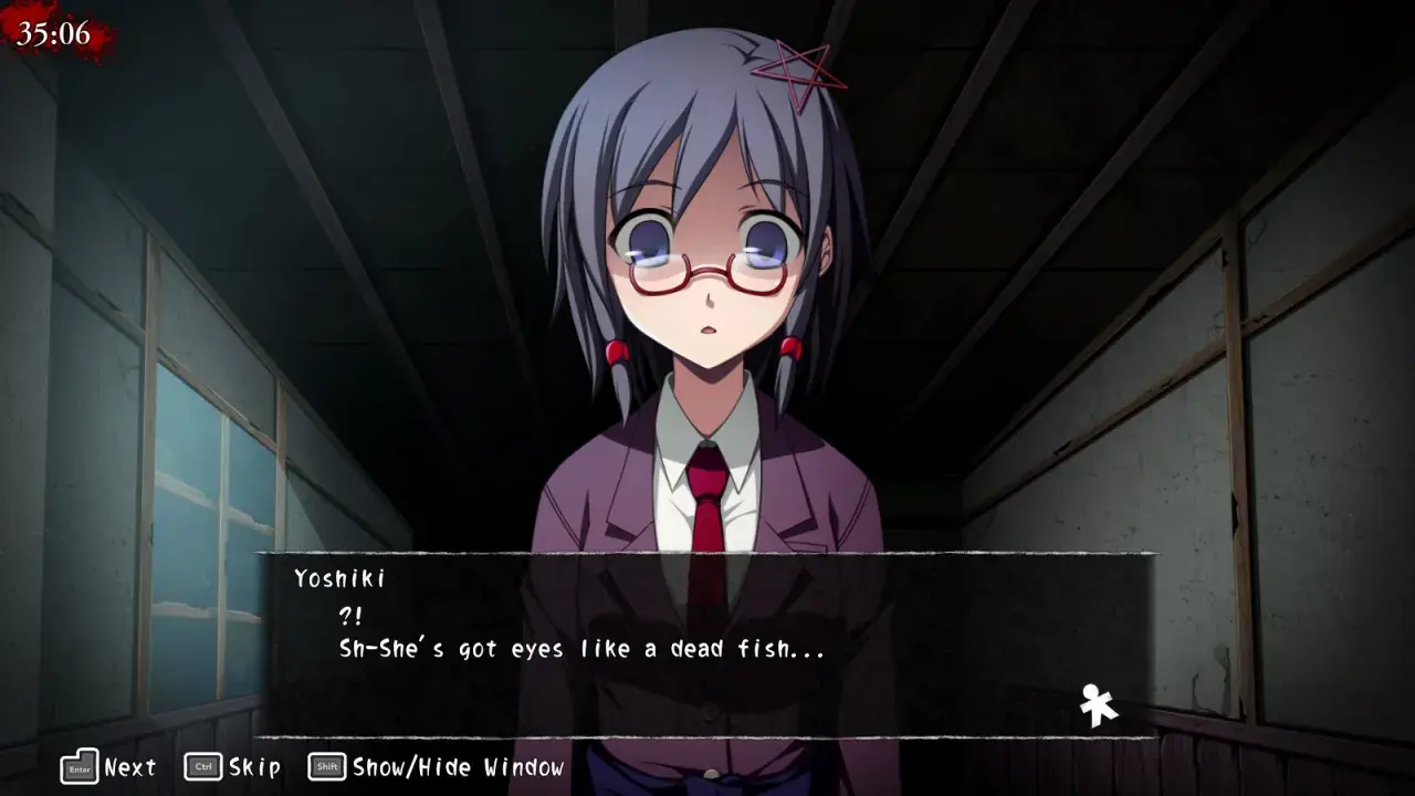 Dziewczyna z okularami i gwiazdką we włosach, w mrocznym pokoju. Dialog sugeruje atmosferę corpse party.