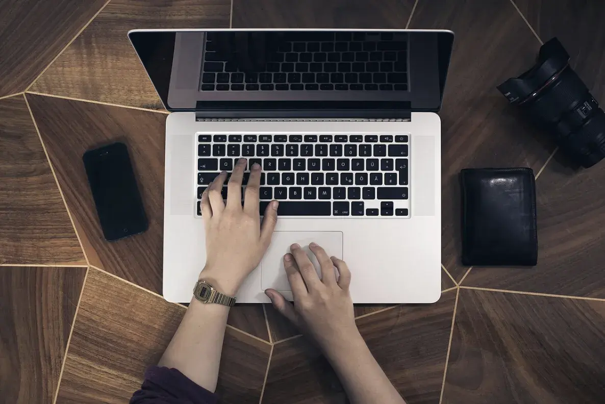 Gdzie Polacy spędzają czas online? Przejrzyste spojrzenie na trendy cyfrowe w 2025 roku