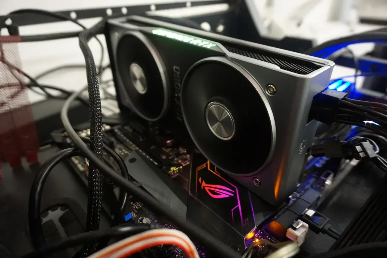 Karta graficzna RTX 2060 z zielonym podświetleniem "GeForce RTX" i wentylatorami. Widać jej dużą ilość VRAM, zasilanie i połączenia z płytą główną.