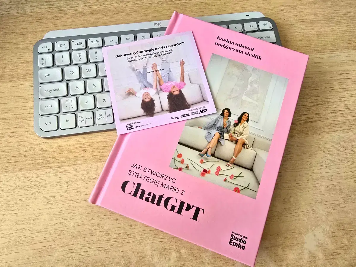 Książka "Jak stworzyć strategię marki z ChatGPT" i ulotka z informacjami o wydarzeniu. To inspiracja dla tych, którzy szukają innowacyjnych rozwiązań, w tym gry dla dorosłych, w marketingu.