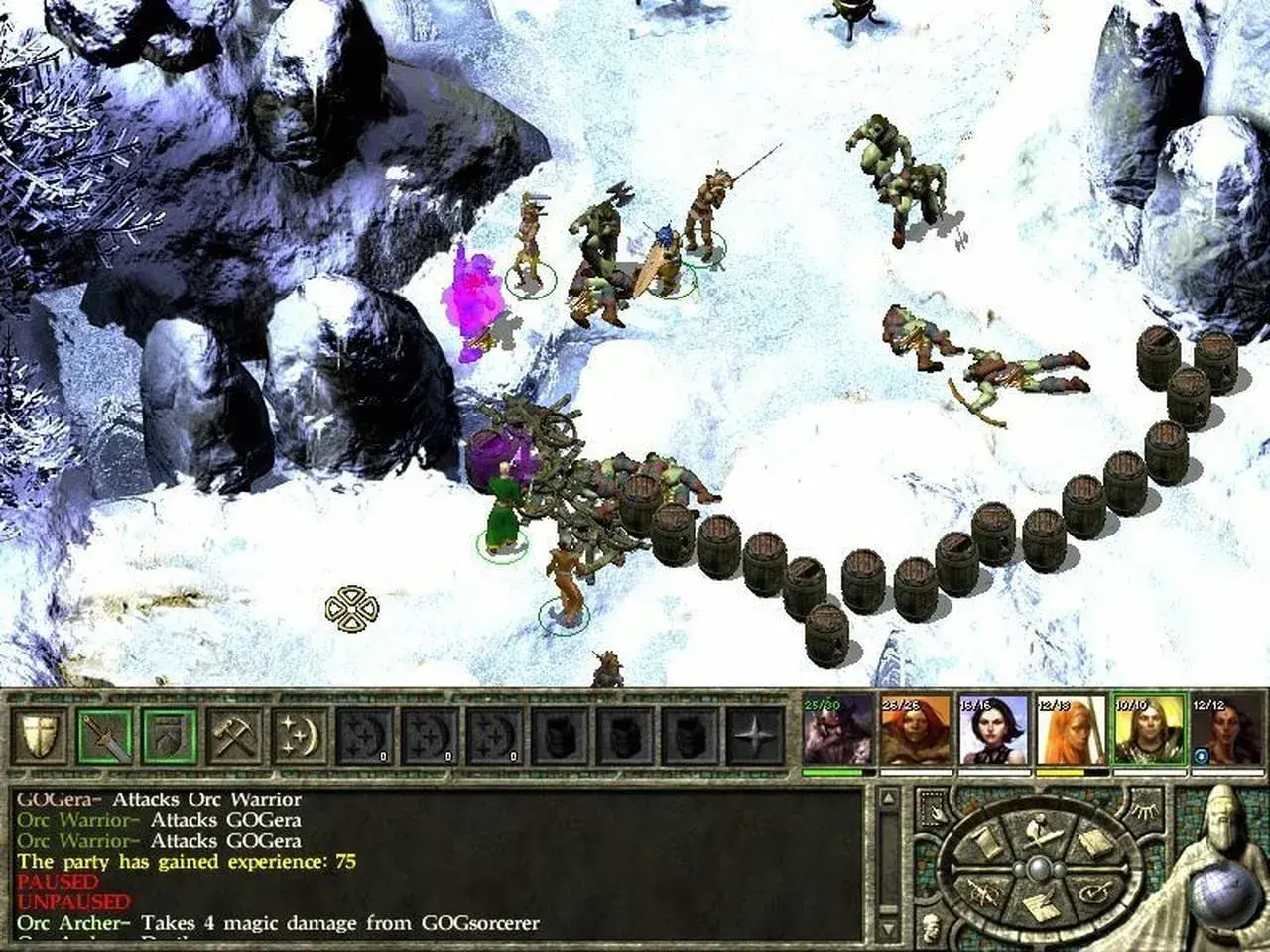 Bitwa w śnieżnej scenerii w Icewind Dale II. Bohaterowie walczą z orkami, a na ekranie widać interfejs gry.