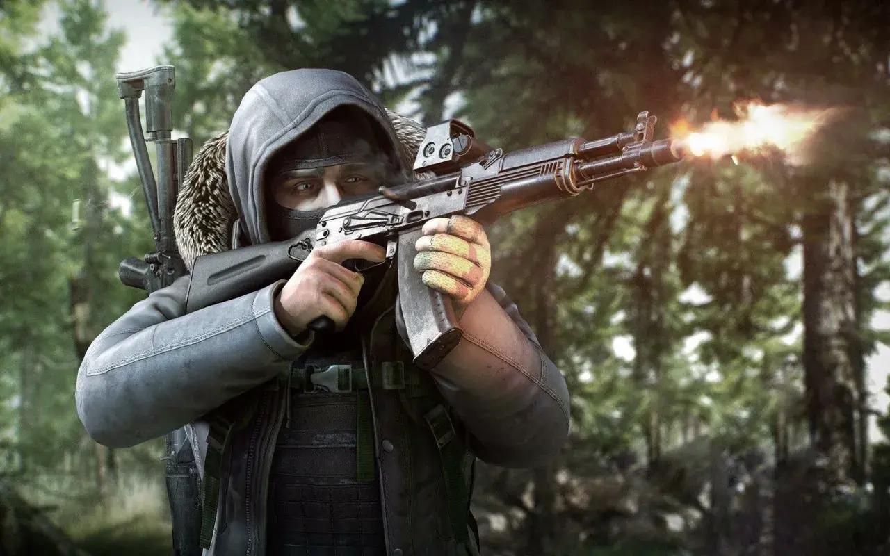 Gracz w masce i kapturze strzela z karabinu w lesie. To scena z gry Escape from Tarkov, gdzie cena przetrwania jest wysoka.