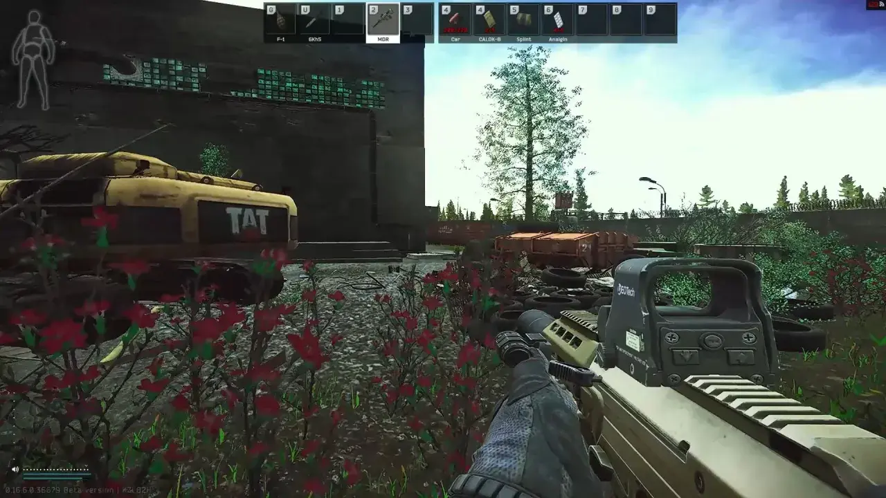 Gracz celuje z karabinu MDR w grze Escape from Tarkov. W tle widać żółty pojazd z napisem "TAT" i zniszczone otoczenie, idealne na nowy tarkov wipe.