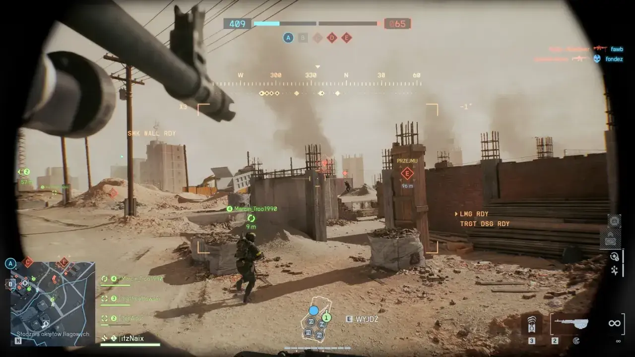Widok z perspektywy pierwszej osoby w grze, gdzie gracze rywalizują w intensywnych **grach multiplayer**. Widać elementy interfejsu, mapę i innych graczy.