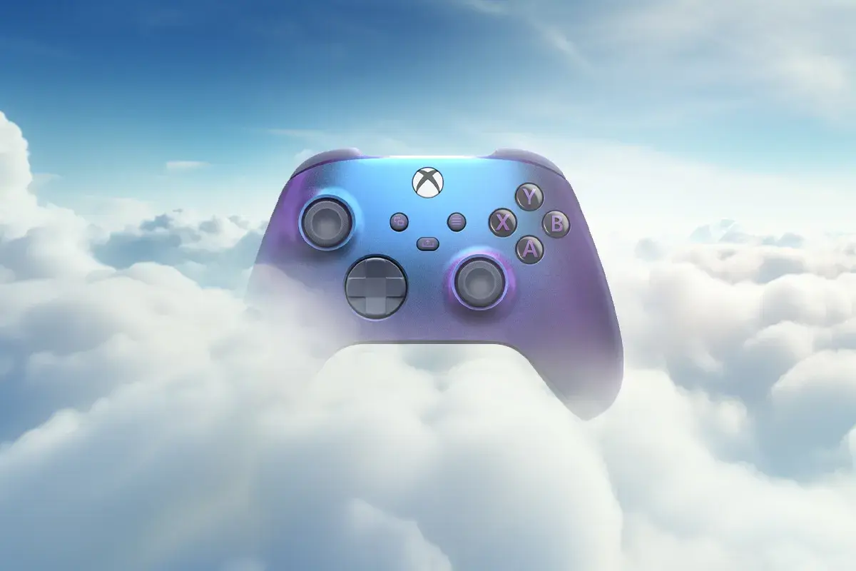 Fioletowo-niebieski kontroler Xbox unosi się wśród puszystych chmur, symbolizując granie w chmurze.