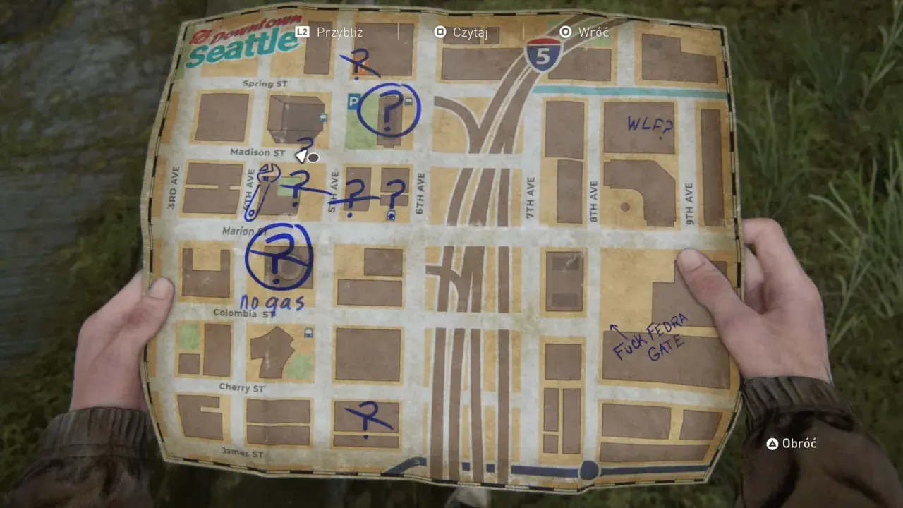 Mapa Seattle z zaznaczonymi pytajnikami i notatkami, w tym "no gas" i "FUCK FEDRA GATE". Może zawierać wskazówki do sejfu w The Last of Us 2.