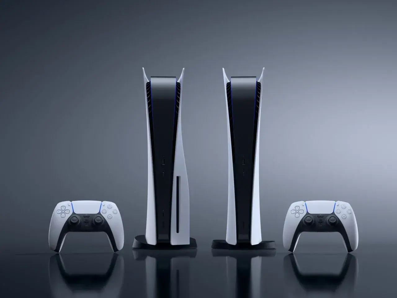 Dwie konsolki PS5 i dwa pady DualSense. Czy to standardowe PS5 vs PS5 Pro?