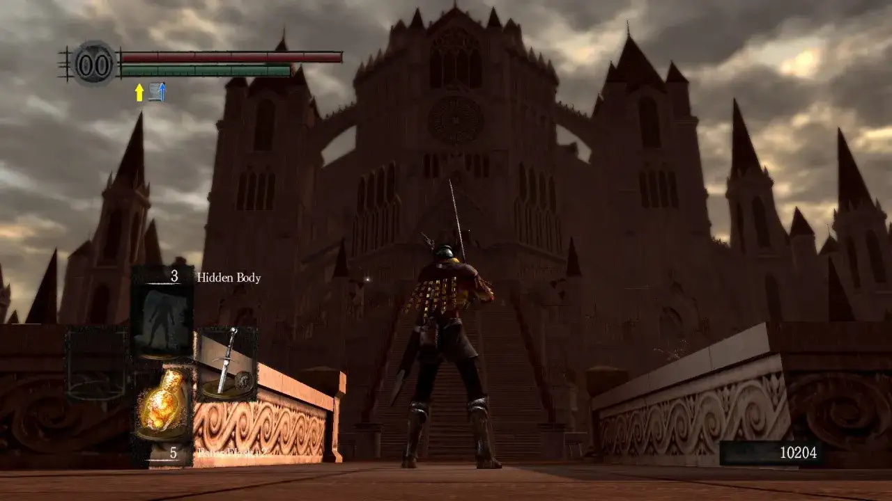 Gracz stoi przed monumentalną katedrą w Anor Londo, gotowy do walki.